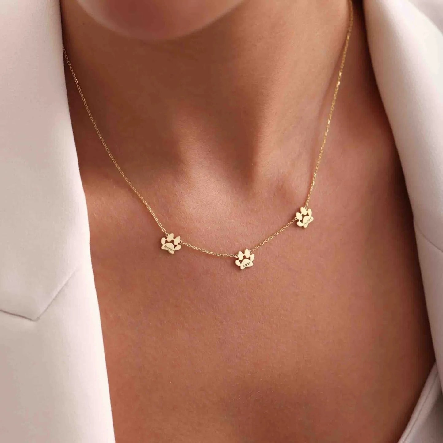 Collar personalizado con nombre y huellitas separadas