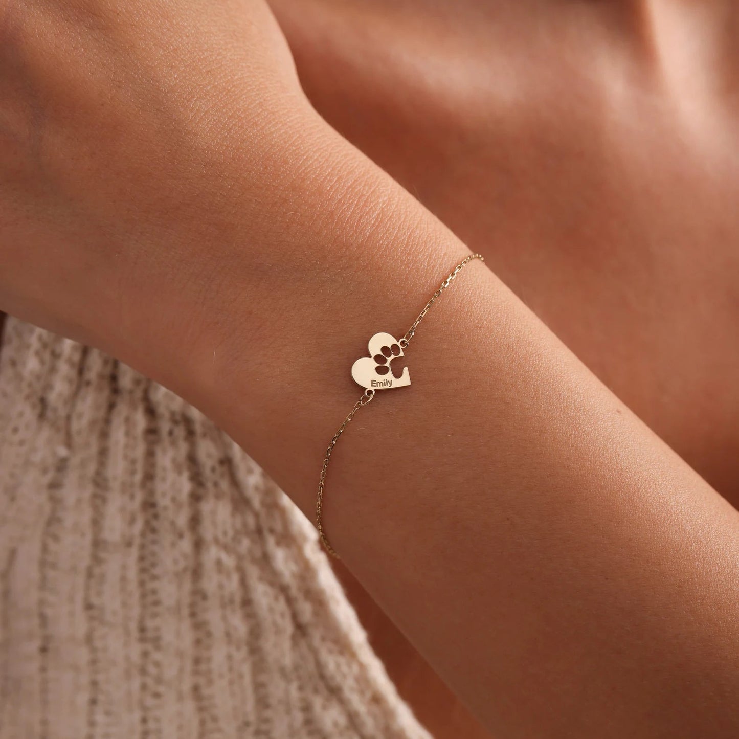 Pulsera personalizada con nombre y huellita en corazón