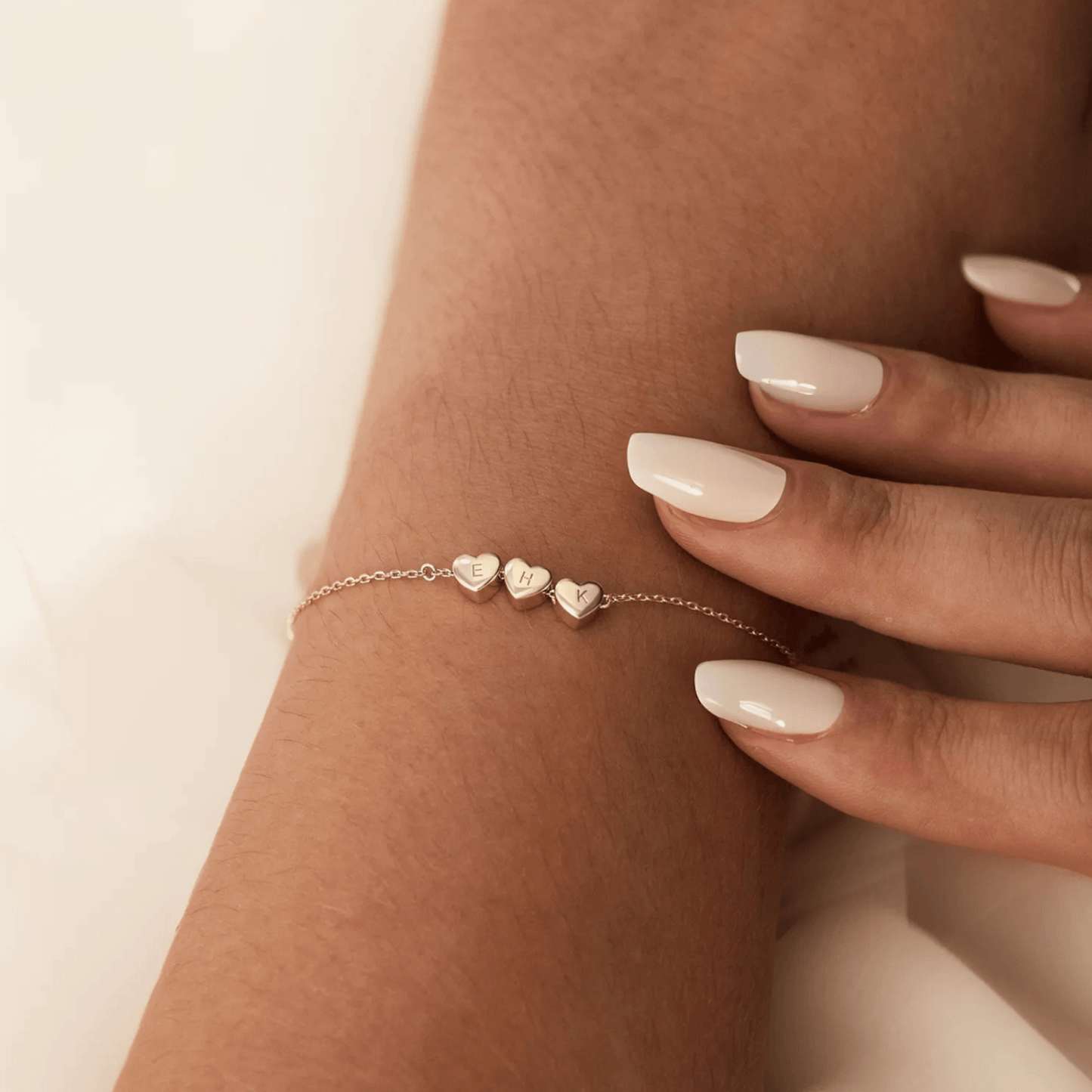Pulsera personalizada con iniciales y corazones