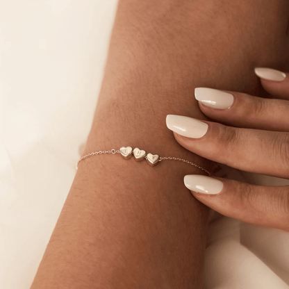 Pulsera personalizada con iniciales y corazones