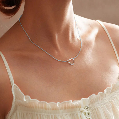 Collar personalizado con nombres y corazones