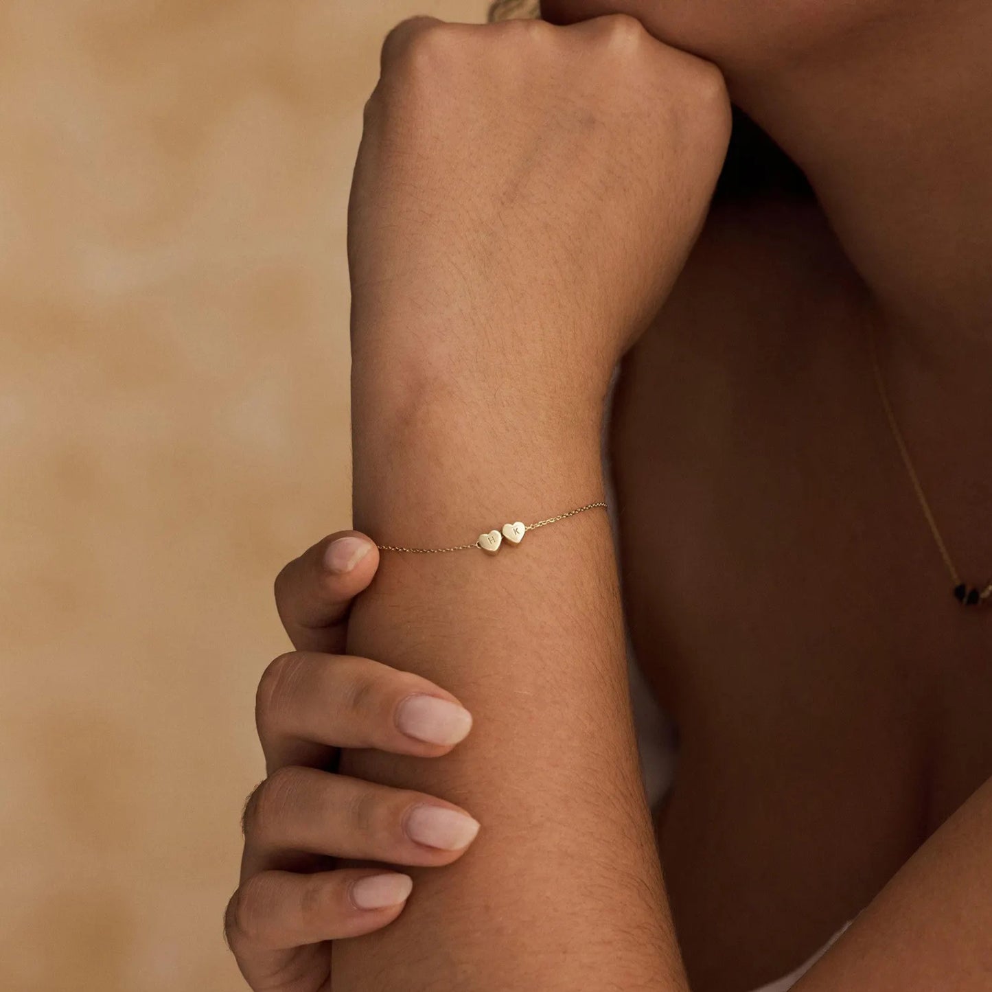 Pulsera personalizada con iniciales y corazones