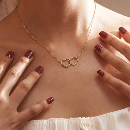 Collar personalizado con nombres y corazones