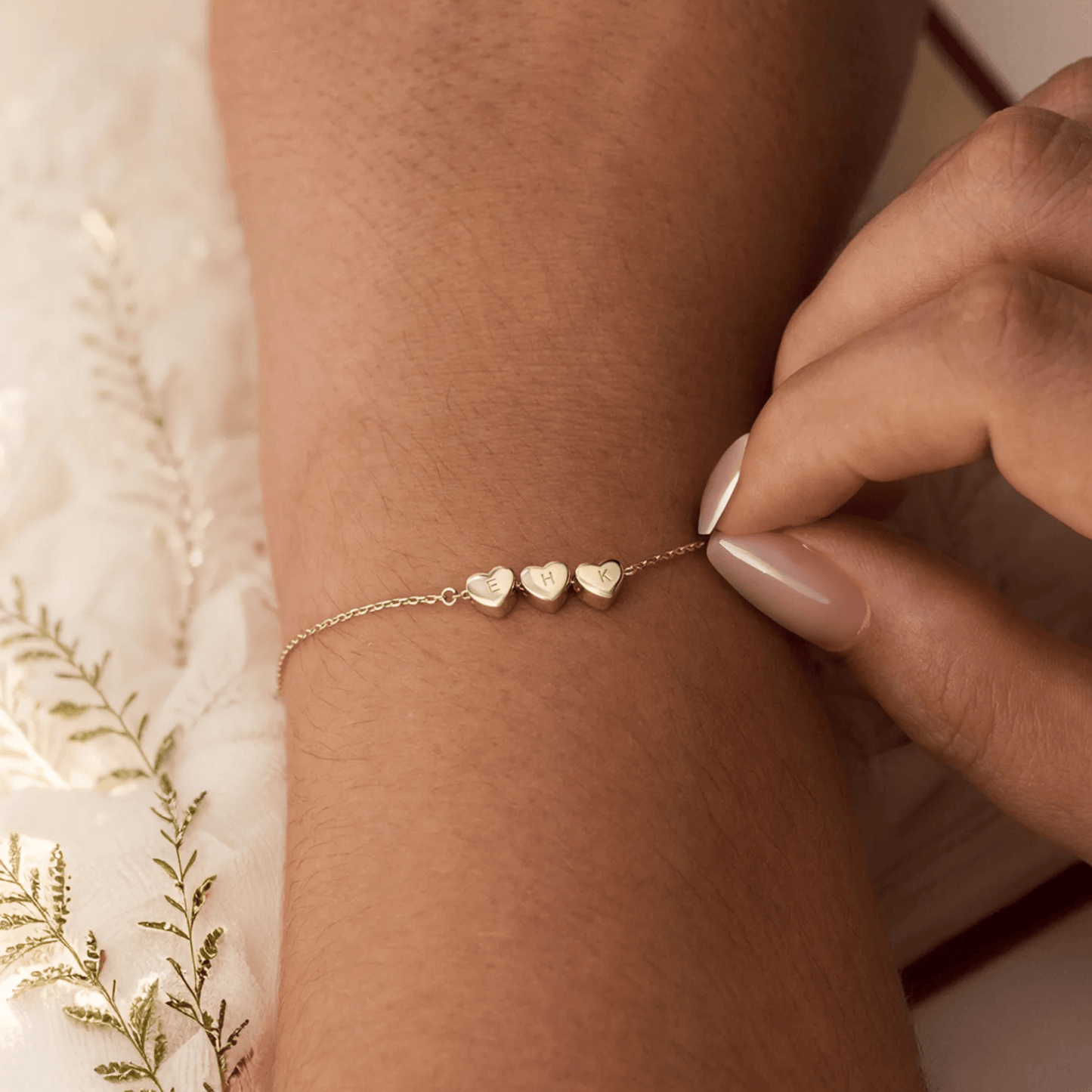 Pulsera personalizada con iniciales y corazones