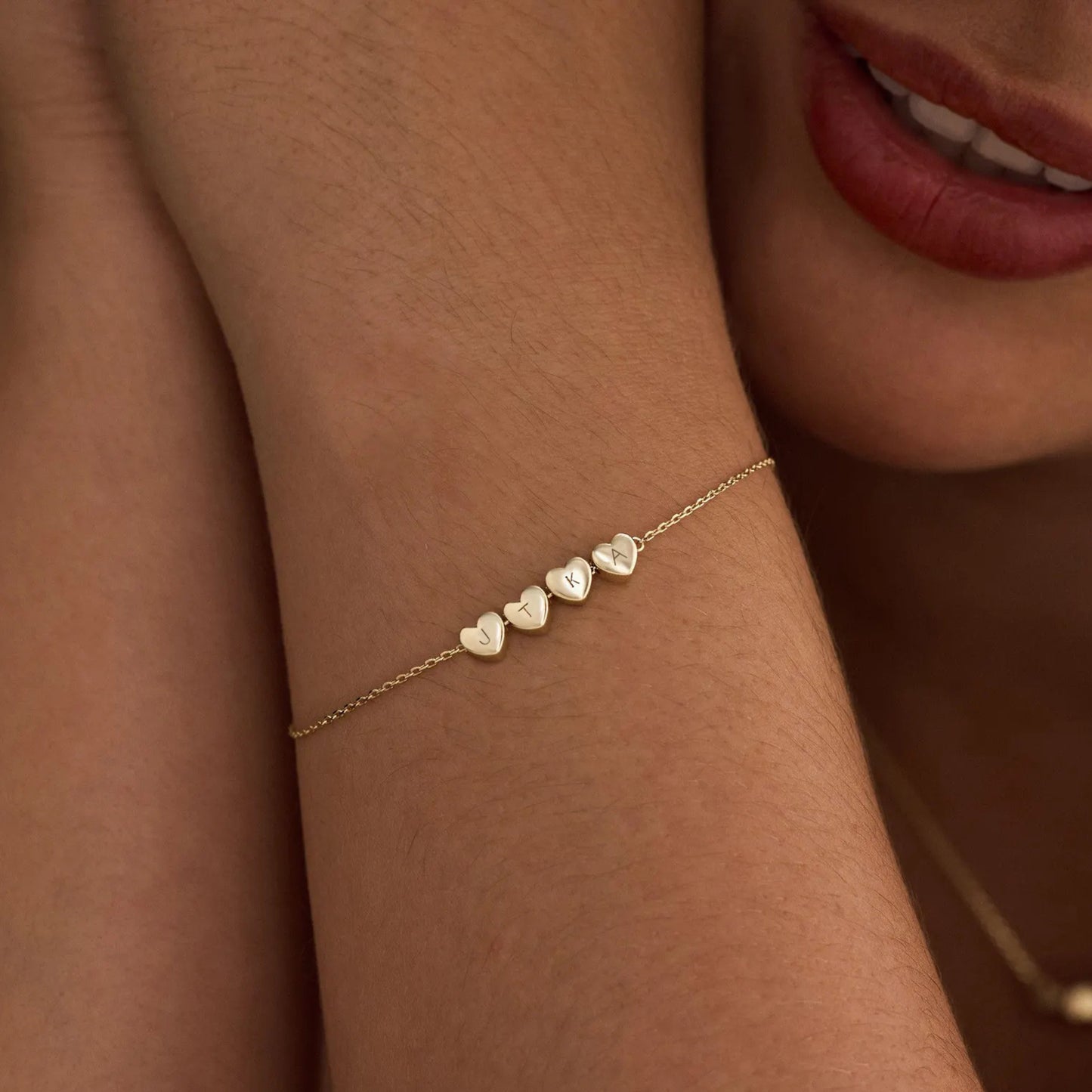 Pulsera personalizada con iniciales y corazones