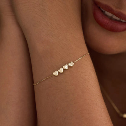 Pulsera personalizada con iniciales y corazones