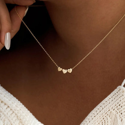 Collar personalizado con iniciales en corazones