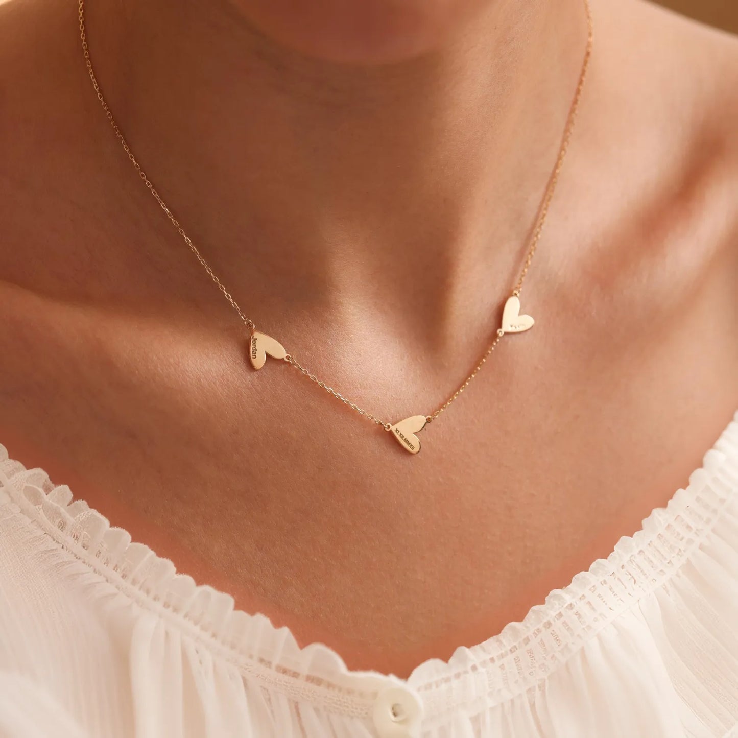 Collar personalizado con corazones grabados