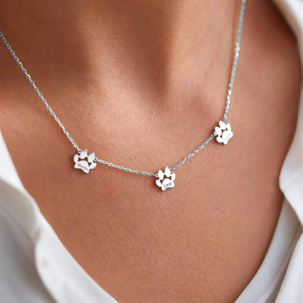 Collar personalizado con nombre y huellitas separadas