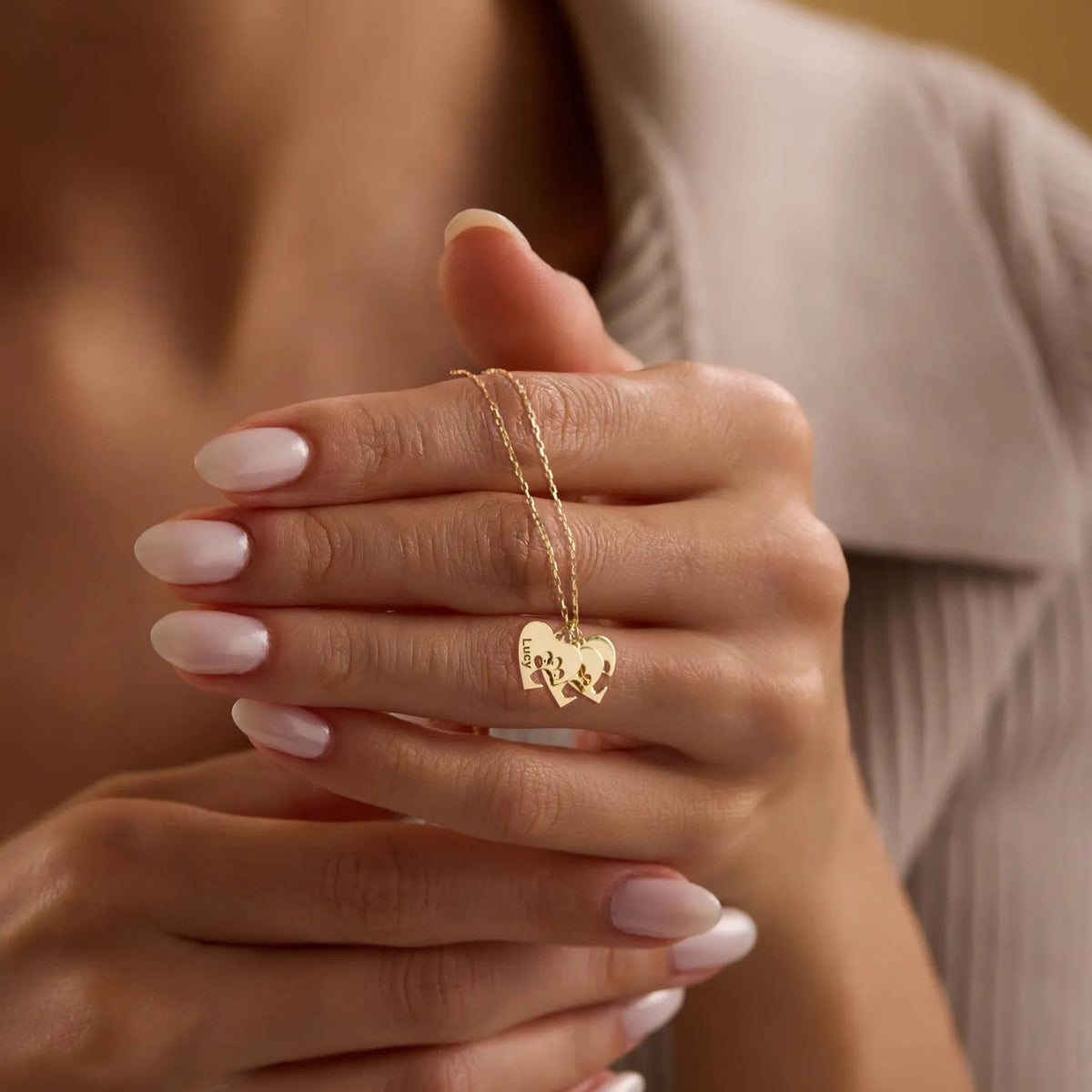 Collar personalizado con nombre y huellita en corazón