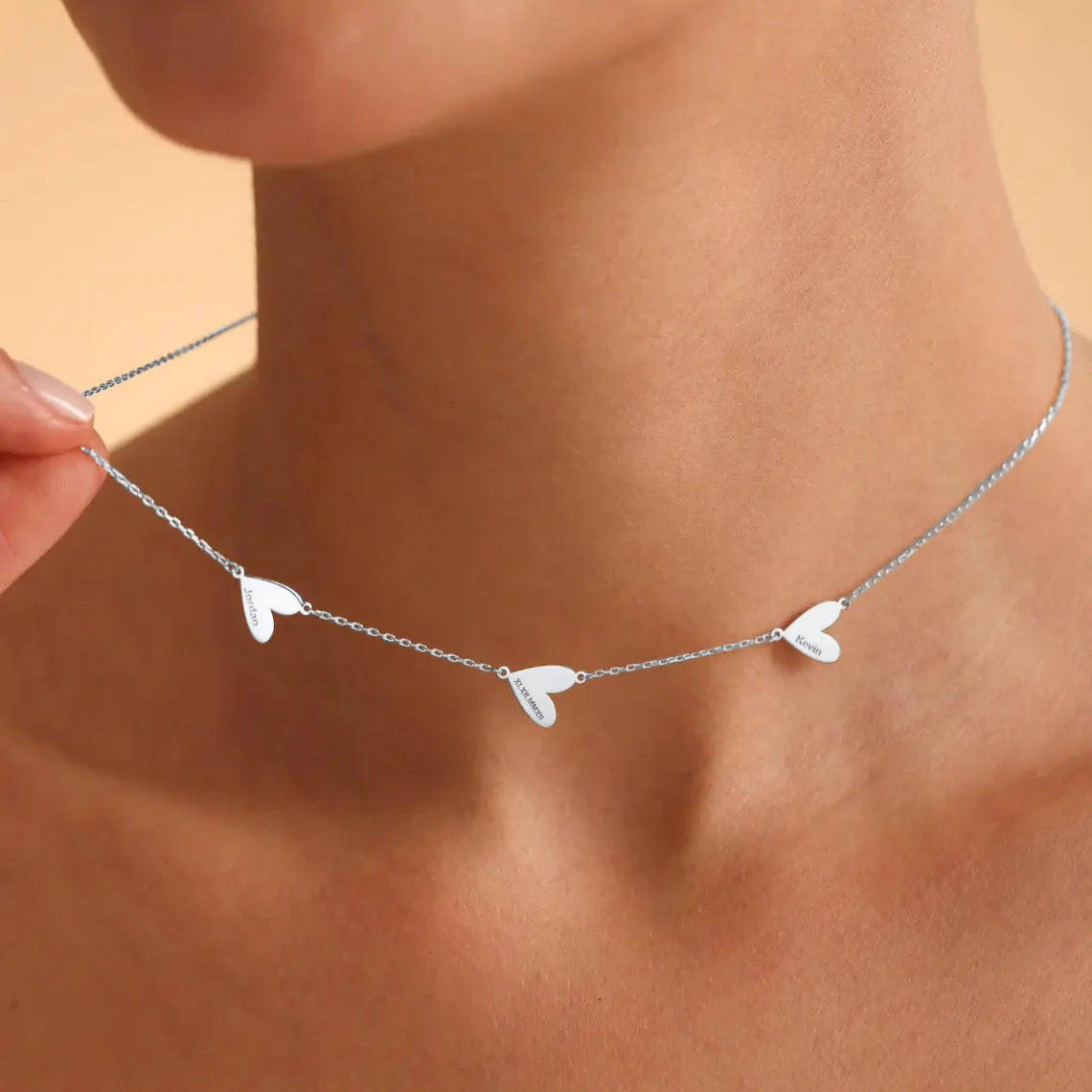 Collar personalizado con corazones grabados