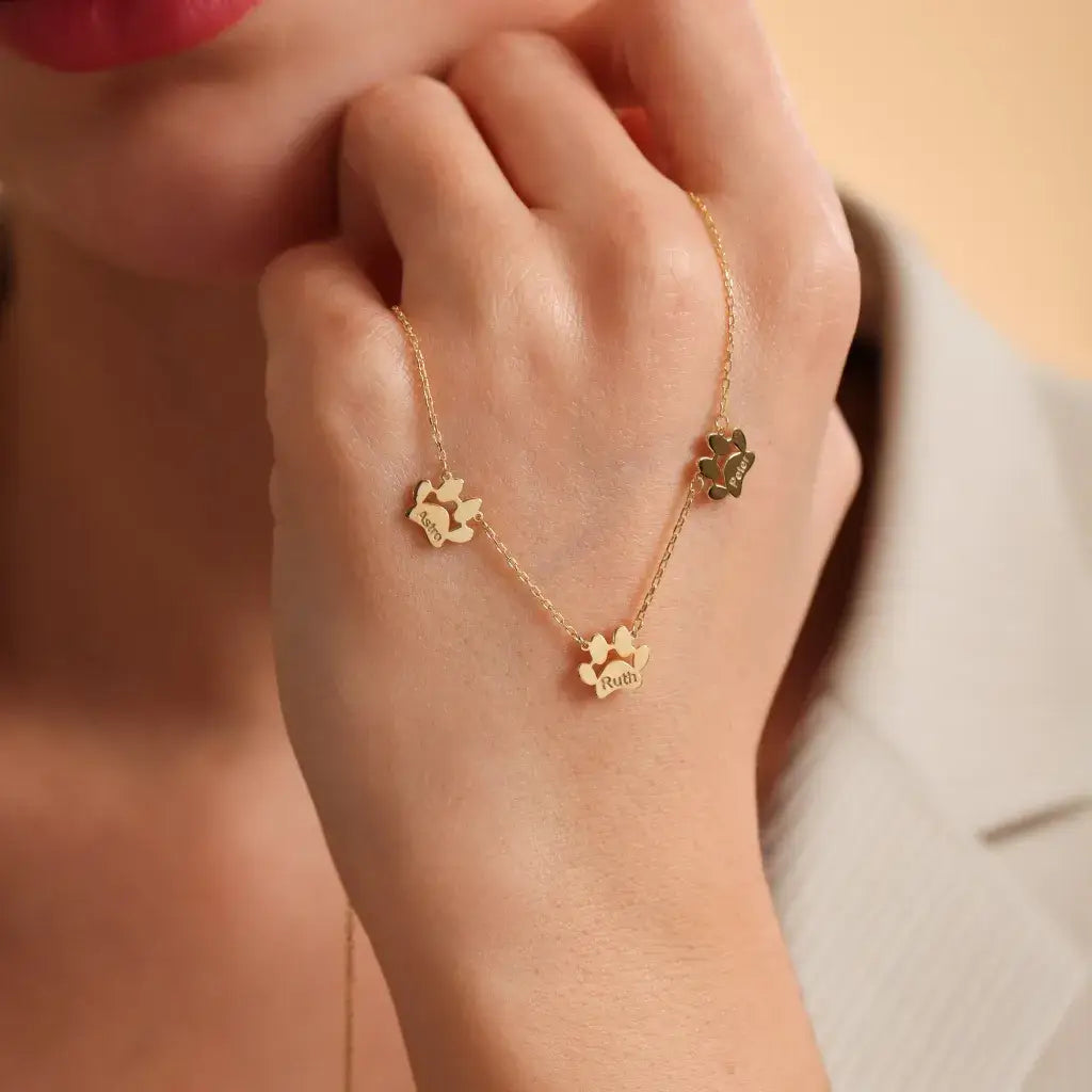 Collar personalizado con nombre y huellitas separadas