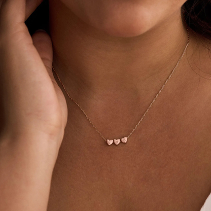 Collar personalizado con iniciales en corazones