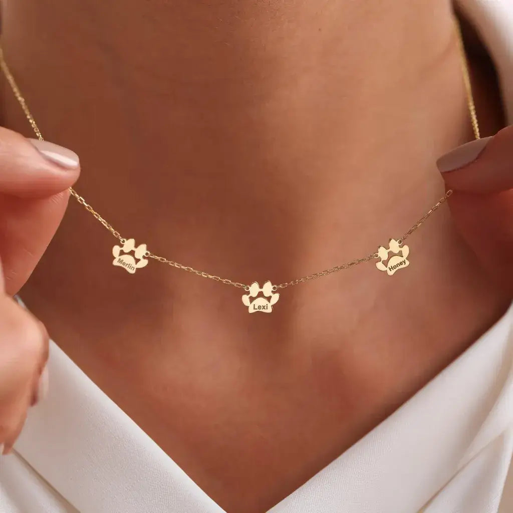 Collar personalizado con nombre y huellitas separadas