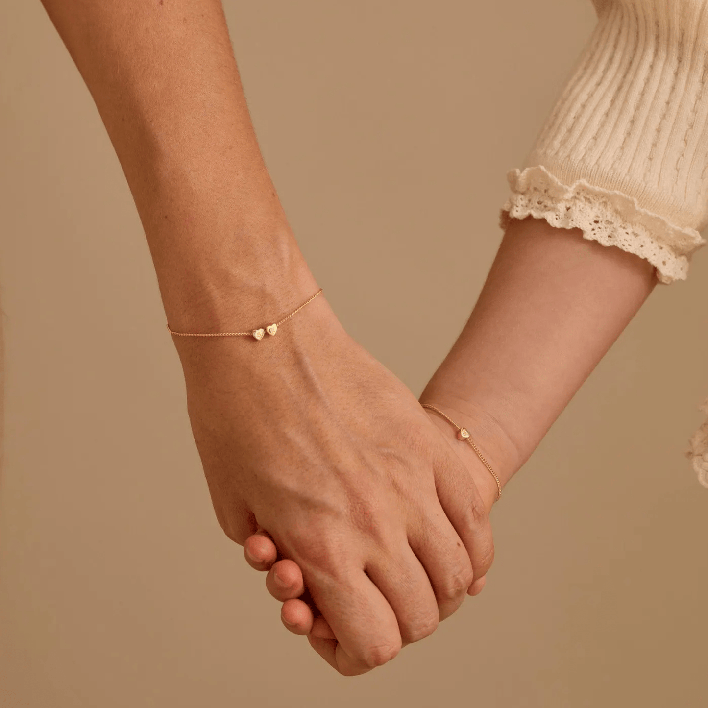 Pulsera personalizada con iniciales y corazones