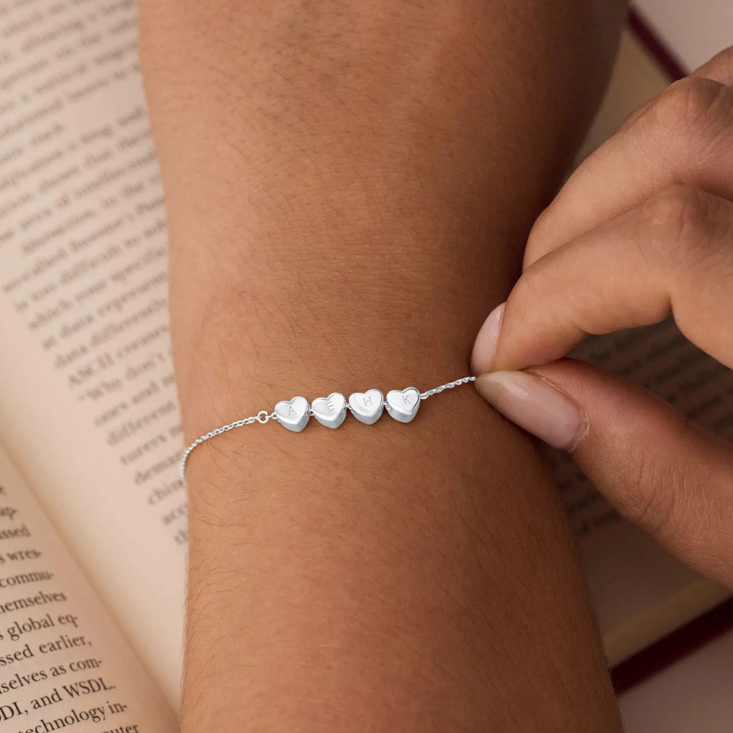Pulsera personalizada con iniciales y corazones