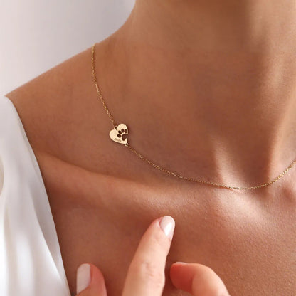 Collar personalizado con nombre y huellita en corazón