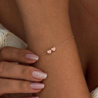 Pulsera personalizada con iniciales y corazones