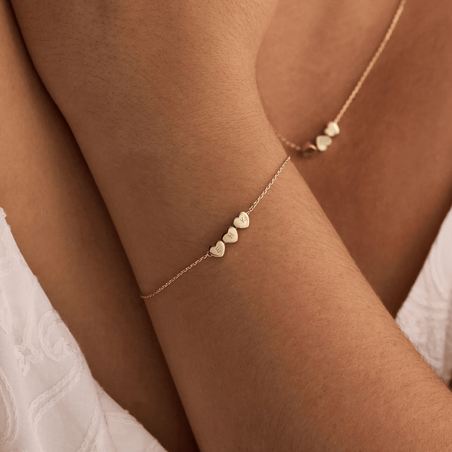 Pulsera personalizada con iniciales y corazones